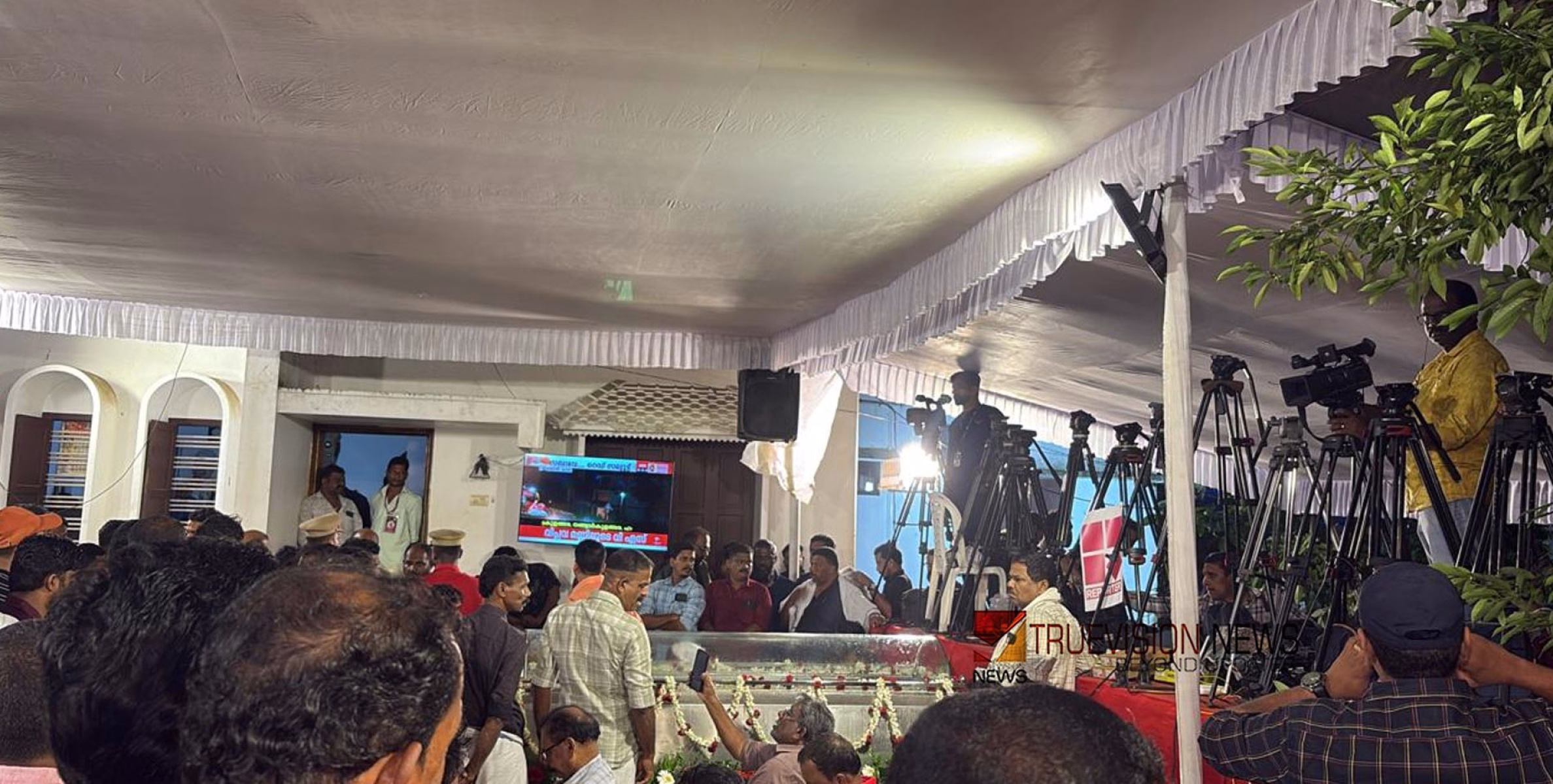 വേലിക്കകത്ത് സഖാവിനെ ഒരുനോക്ക് കാണാൻ നിറയെ സഖാക്കൾ; ഒപ്പം കുടുംബവും