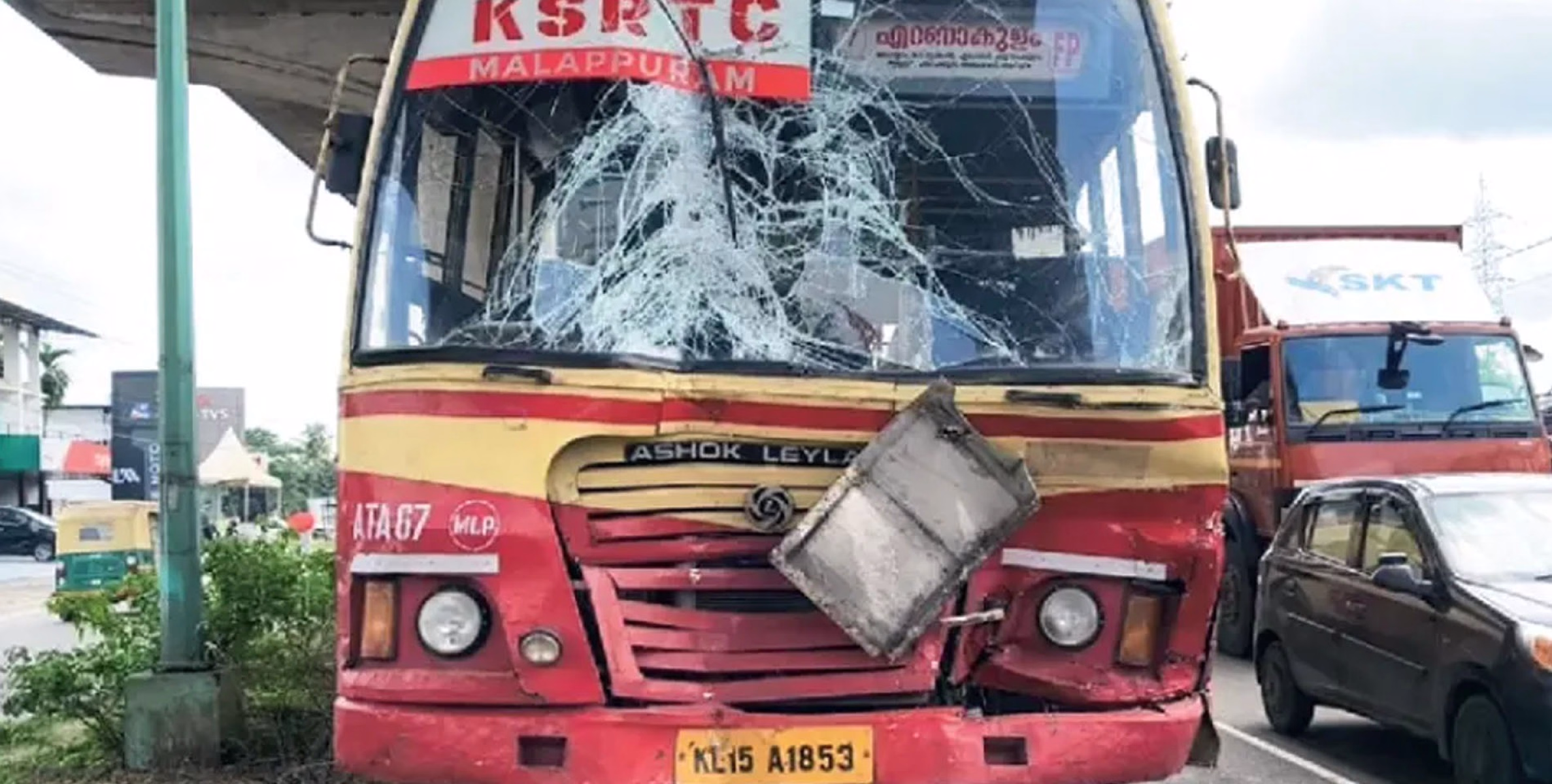 കെഎസ്ആര്‍ടിസി ബസുകള്‍ തമ്മില്‍ ഇടിച്ചു; 20 പേര്‍ക്ക് പരിക്ക്  