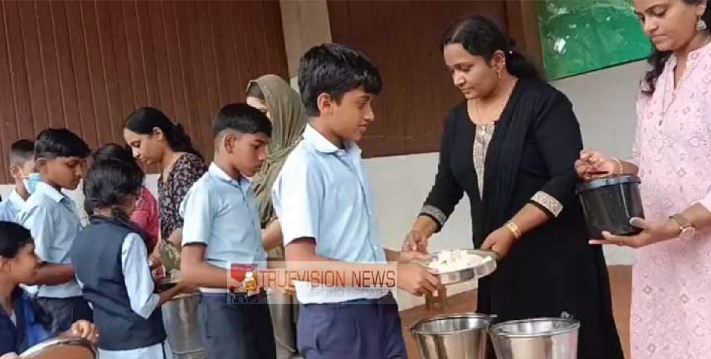 ഉച്ചഭക്ഷണമായി  'ചിക്കൻ ഫ്രൈഡ് റൈസ്' ;  വടക്കുമ്പാട് പിസി ഗുരുവിലാസം യുപി സ്കൂൾ വിദ്യാർത്ഥികൾ ഹാപ്പി