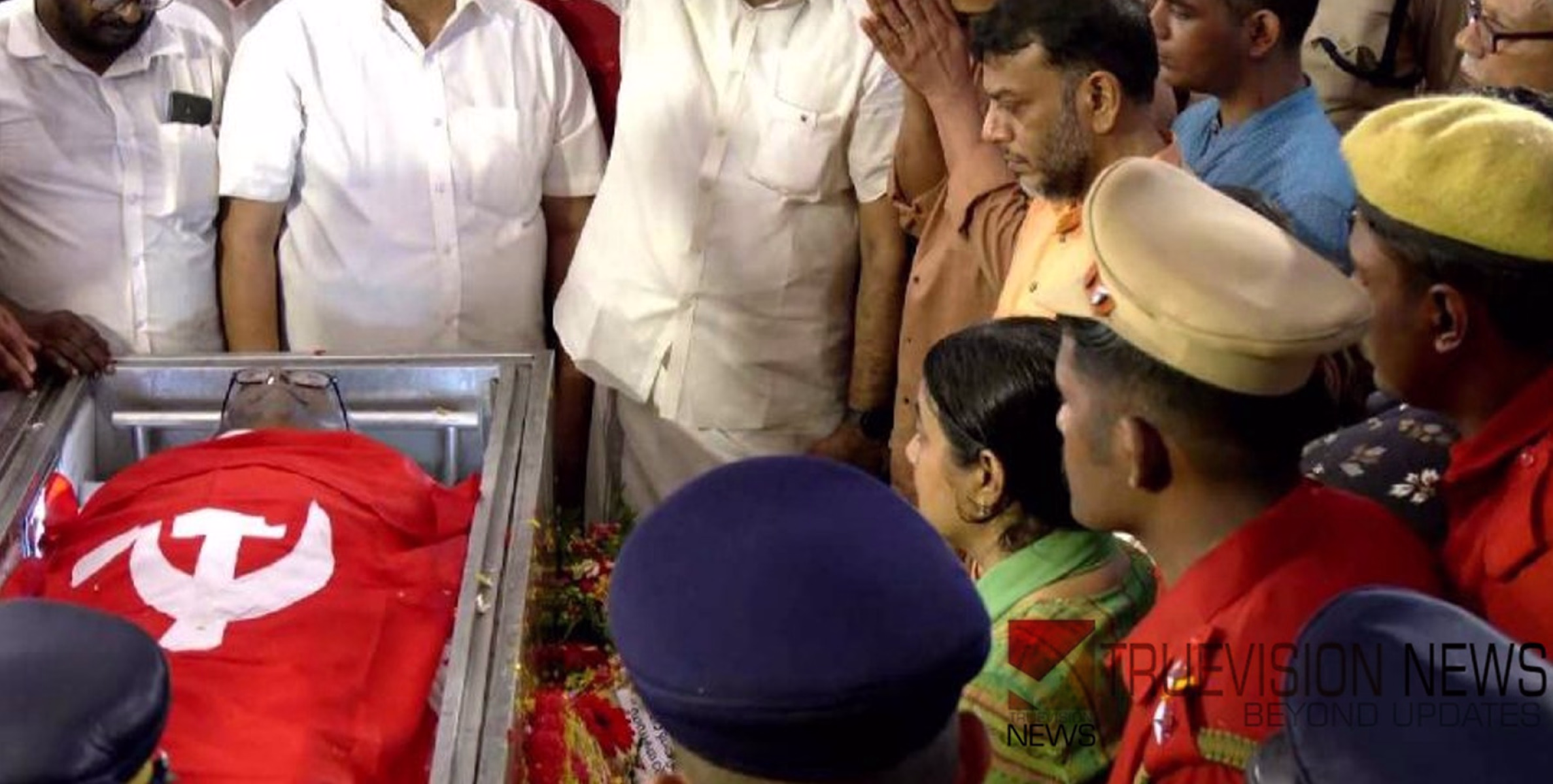 വേലിക്കകത്ത് വീട്ടിൽ നിന്ന് അവസാന മടക്കം; സമര സൂര്യനെ യാത്രയാക്കാൻ നാട്, വിലാപയാത്ര സിപിഎം ജില്ലാ കമ്മിറ്റി ഓഫീസിലേക്ക്