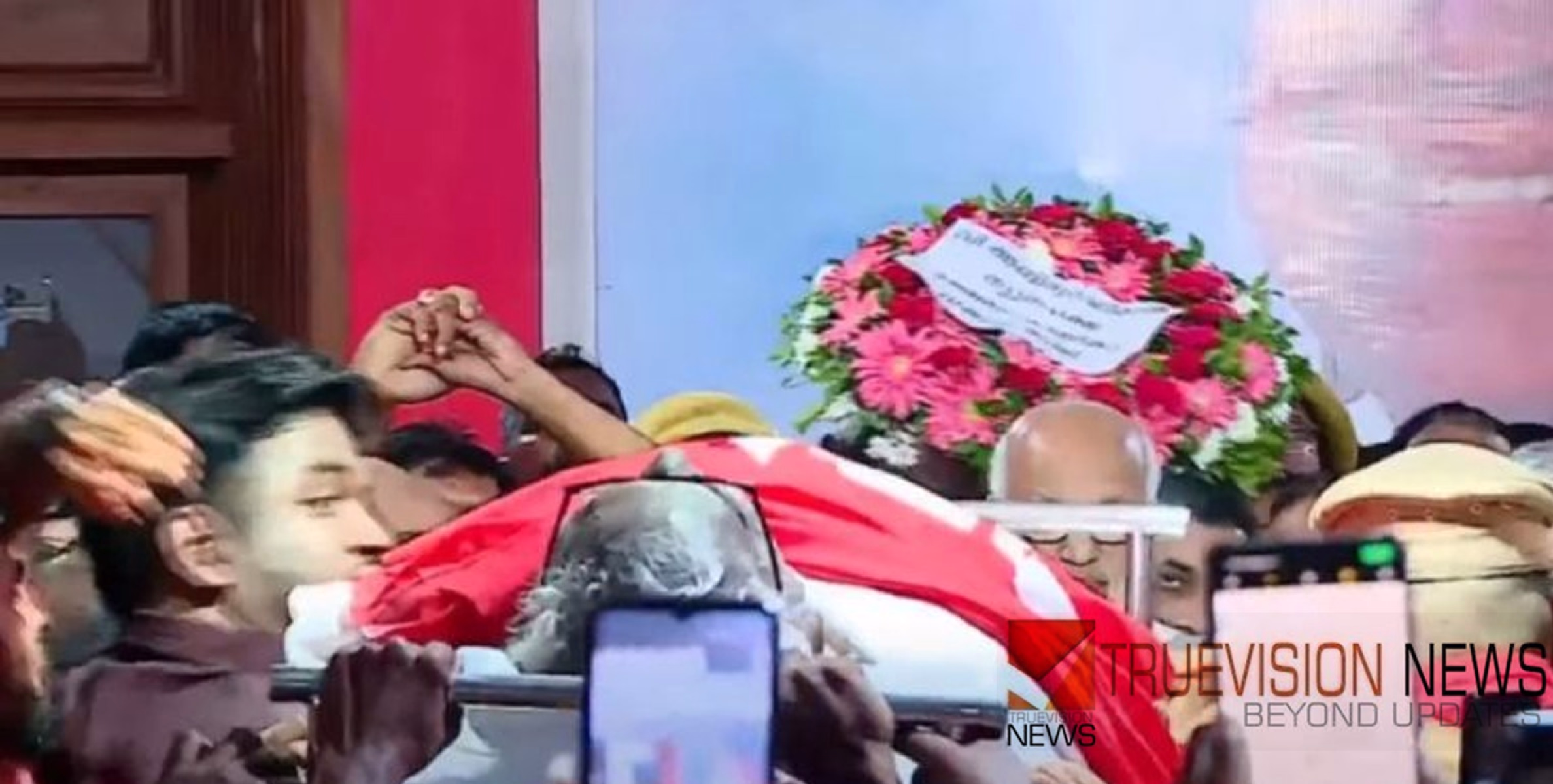 വിടചൊല്ലുകയാണിവിടെ.....വിപ്ലവ സ്മരണകളിരമ്പുന്നു; വിഎസ് അവസാനമായി ഡിസി ഓഫീസിൽ