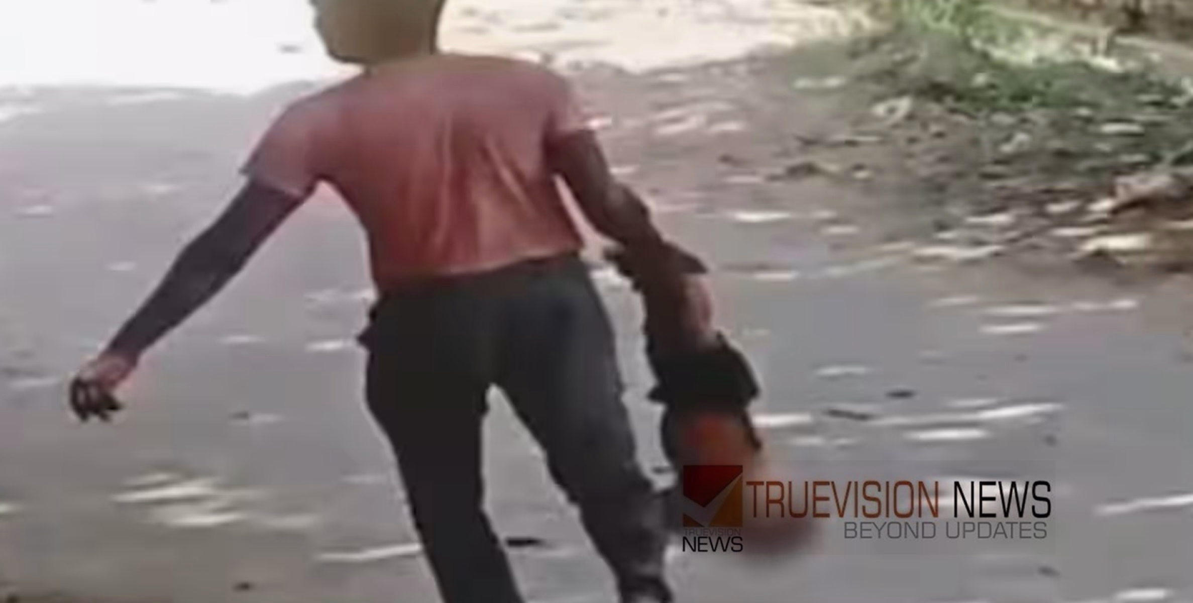 ക്രൂരത കുരുന്നിനോട്....സ്ത്രീധനം നൽകിയില്ല; എട്ടുമാസം പ്രായമായ കുഞ്ഞിനെ തലകീഴായി തൂക്കി നടന്ന് പിതാവ്