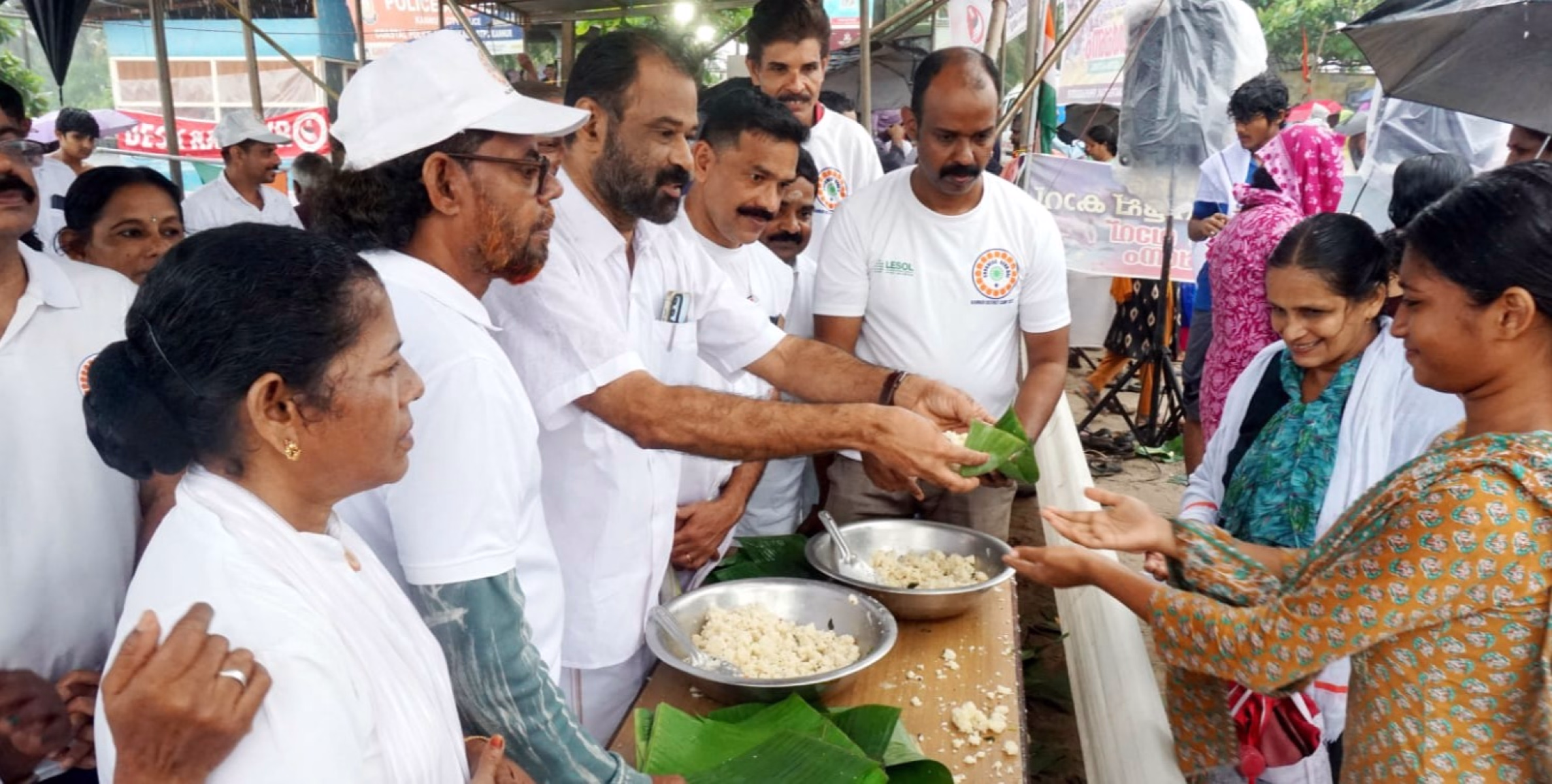 പയ്യാമ്പലം കടപ്പുറത്ത് ബലിതർപ്പണത്തിനെത്തിയ ഭക്തജനങ്ങൾക്ക്‌ ഭക്ഷണ സൗകര്യവും,ആംമ്പുലൻസ് സൗകര്യവും ഒരുക്കി