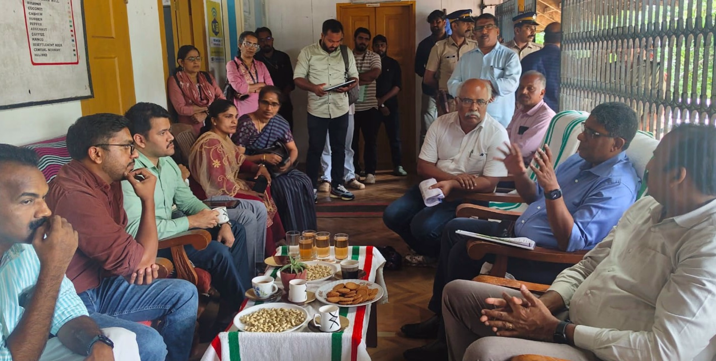 ആറളത്തെ കാട്ടാന ശല്യം:  ഹൈക്കോടതി ഡിവിഷൻ ബഞ്ച് അംഗങ്ങൾ  ഫാം  സന്ദർശിച്ചു