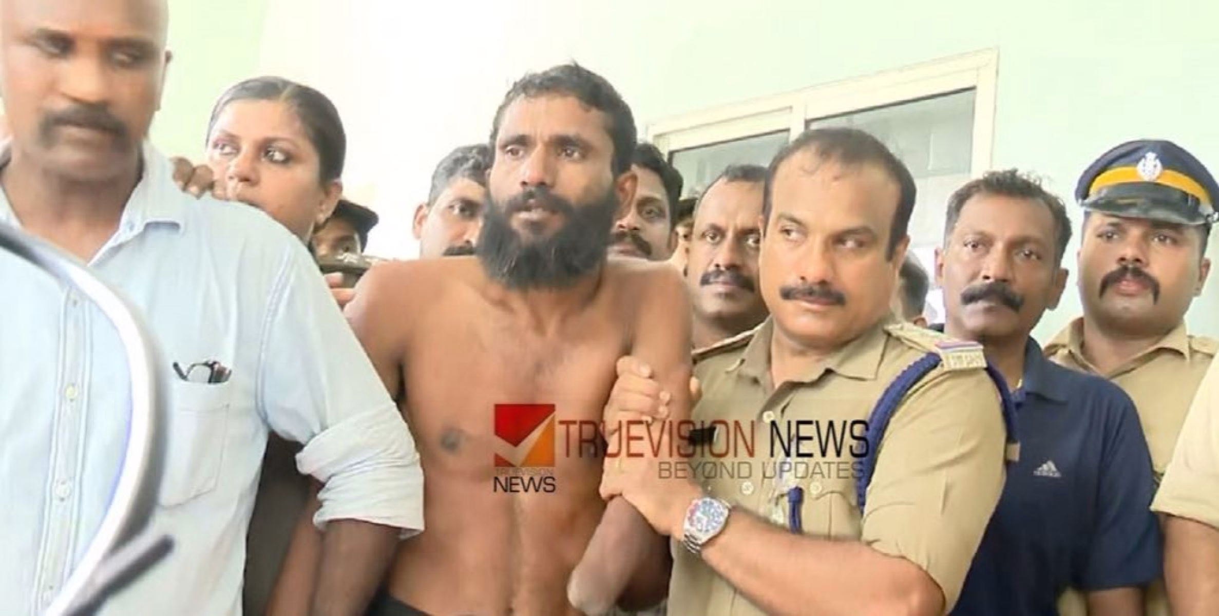 ഒളിച്ചിരുന്ന കെട്ടിടം പൊലീസും, നാട്ടുകാരും വളഞ്ഞതോടെ  ഗോവിന്ദചാമി കിണറ്റിൽ ചാടി ; ഗോവിന്ദച്ചാമി പിടിയിലായ ആശ്വാസത്തിൽ കേരളം 
