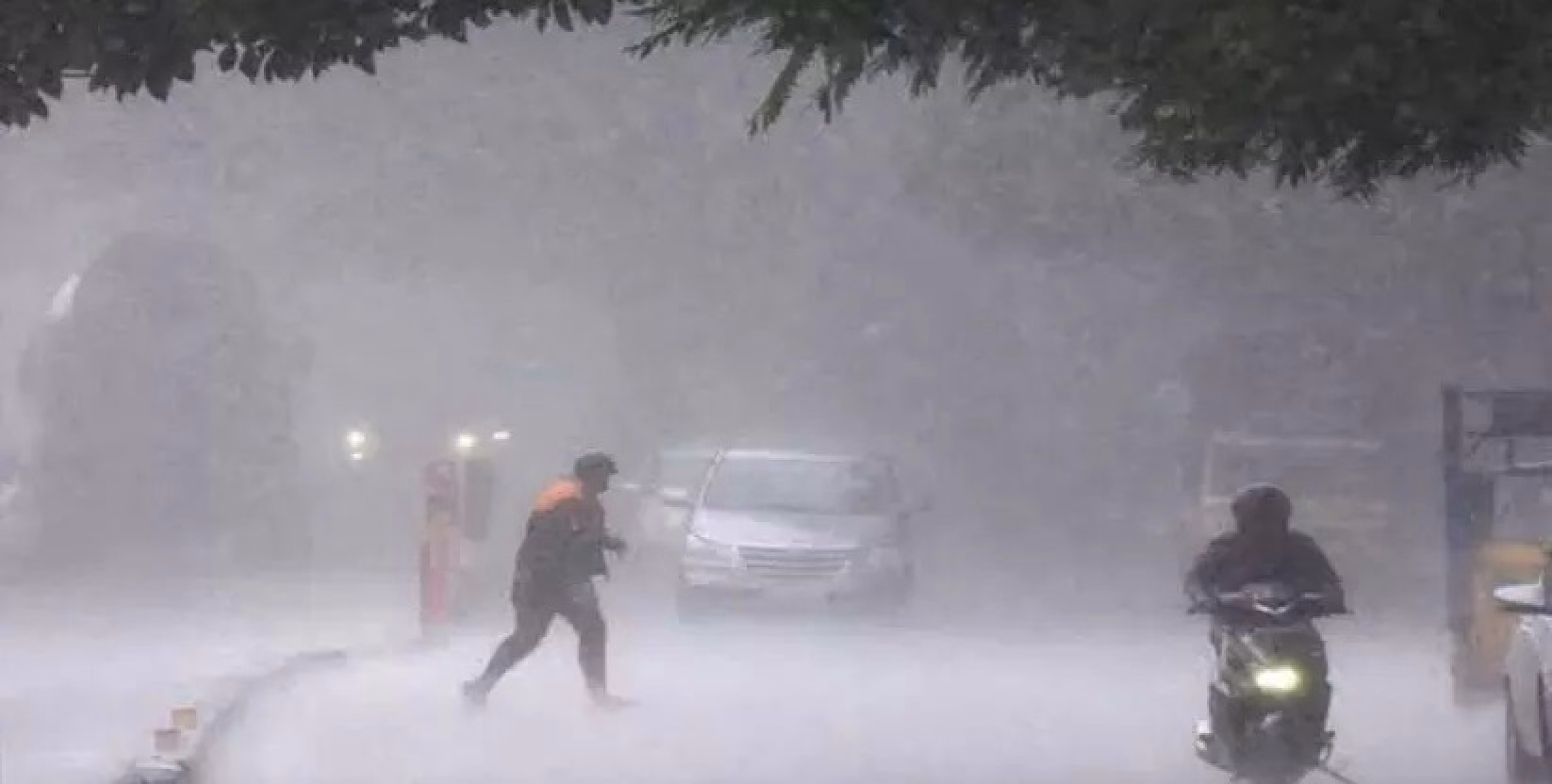 വിടാതെ മഴ ; കേരളത്തിൽ ഇന്നും അതിശക്ത മഴക്ക് സാധ്യതയെന്ന് മുന്നറിയിപ്പ്.
