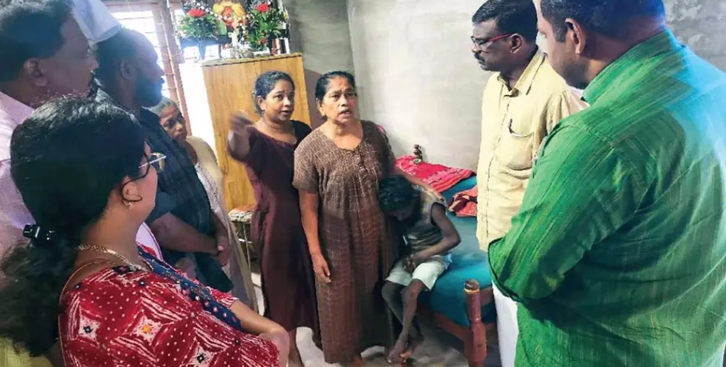  മൂന്ന്‌ സ്ത്രീകളെയും ഒരു കുട്ടിയെയും വെളിയിലാക്കി ; വീട്‌  ഫിനാൻസ് സ്ഥാപനം ഒഴിപ്പിച്ചു 