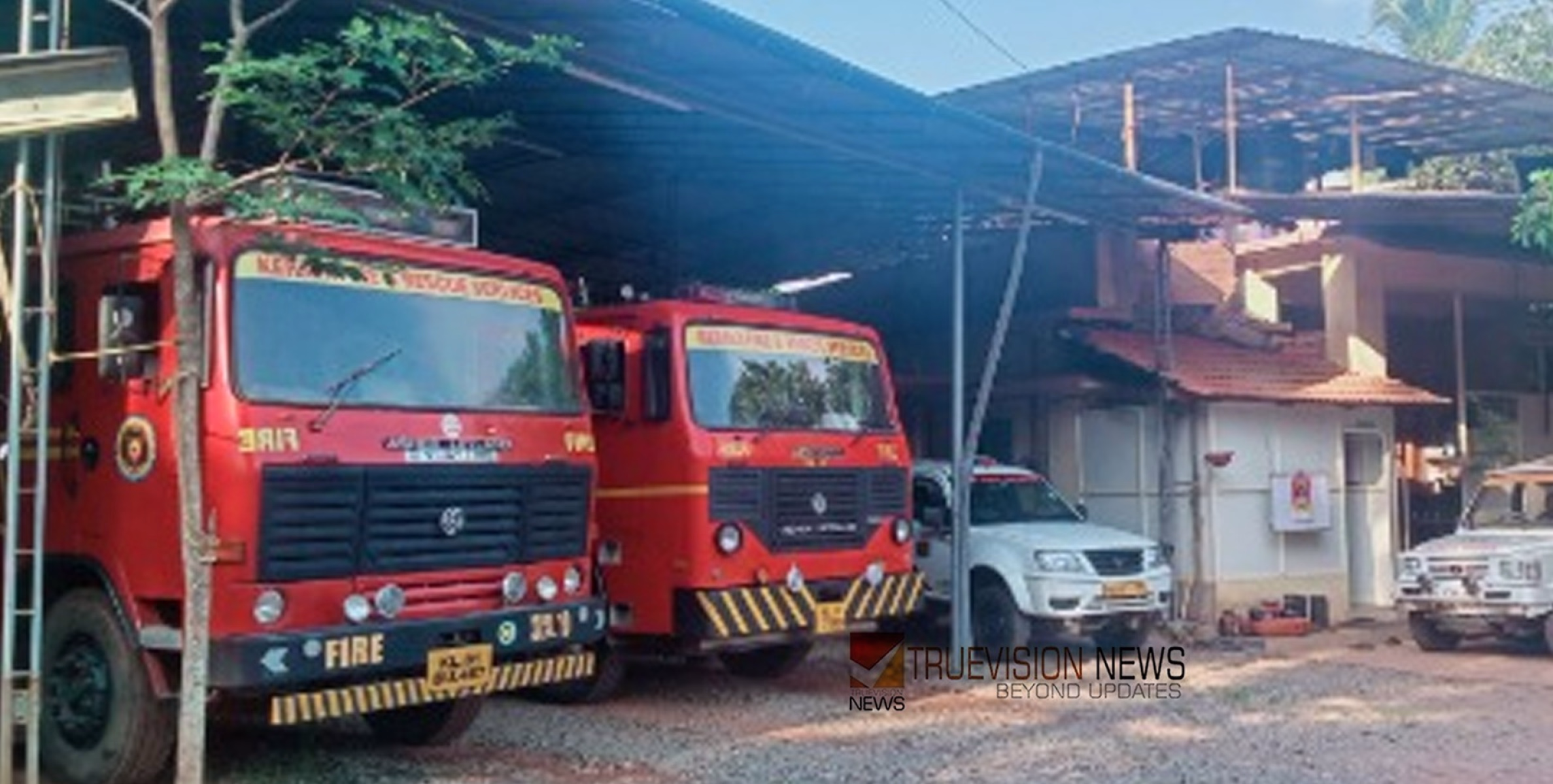 വിശ്രമമില്ലാതെ; നാശം വിതച്ച ചുഴലിക്കാറ്റിൽ ഹീറോസ് ആയി നാദാപുരം അഗ്നിരക്ഷാ സേന