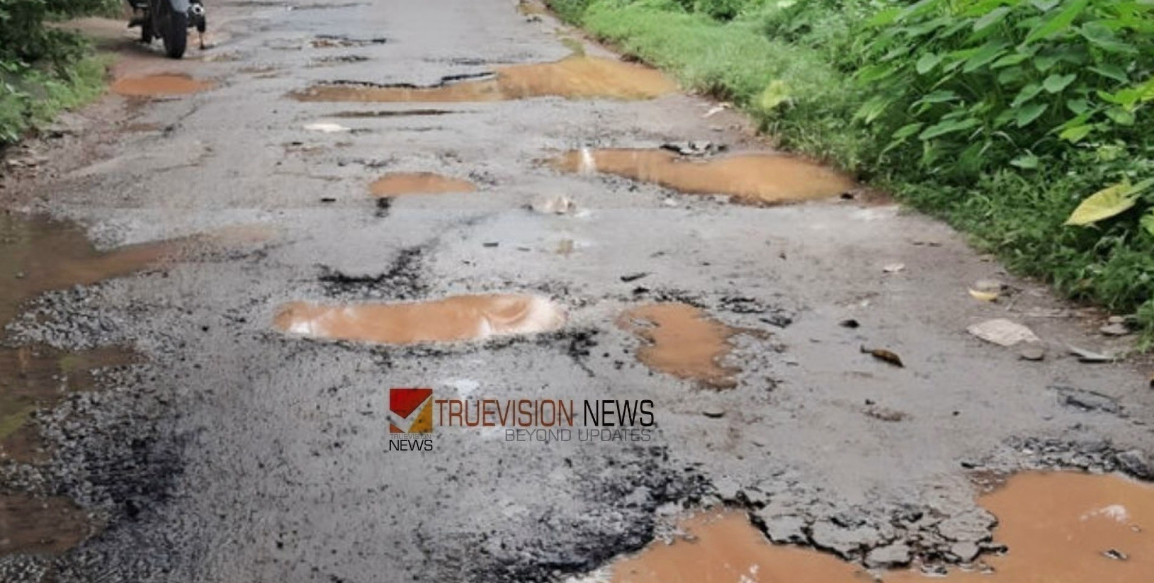  റോഡ് എവിടെ? മണിയാറത്ത് മുക്ക് മുതൽ വള്ളിക്കാട് വരെ യാത്ര വെള്ളക്കെട്ടിൽ 