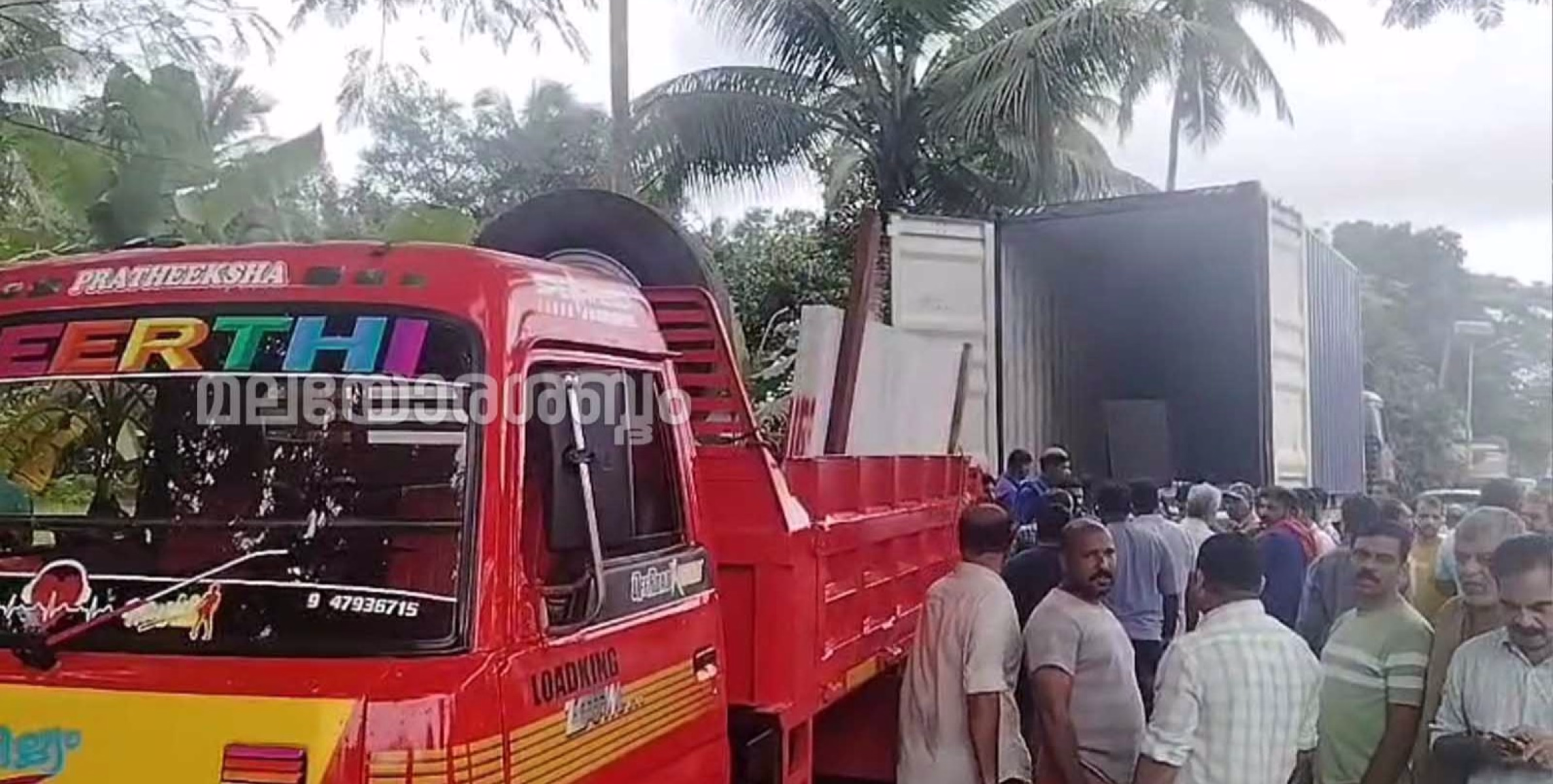  ഇരിട്ടിയിൽ ലോറിയിൽ നിന്നും മാർബിൾ ഇറക്കുമ്പോൾ അപകടം