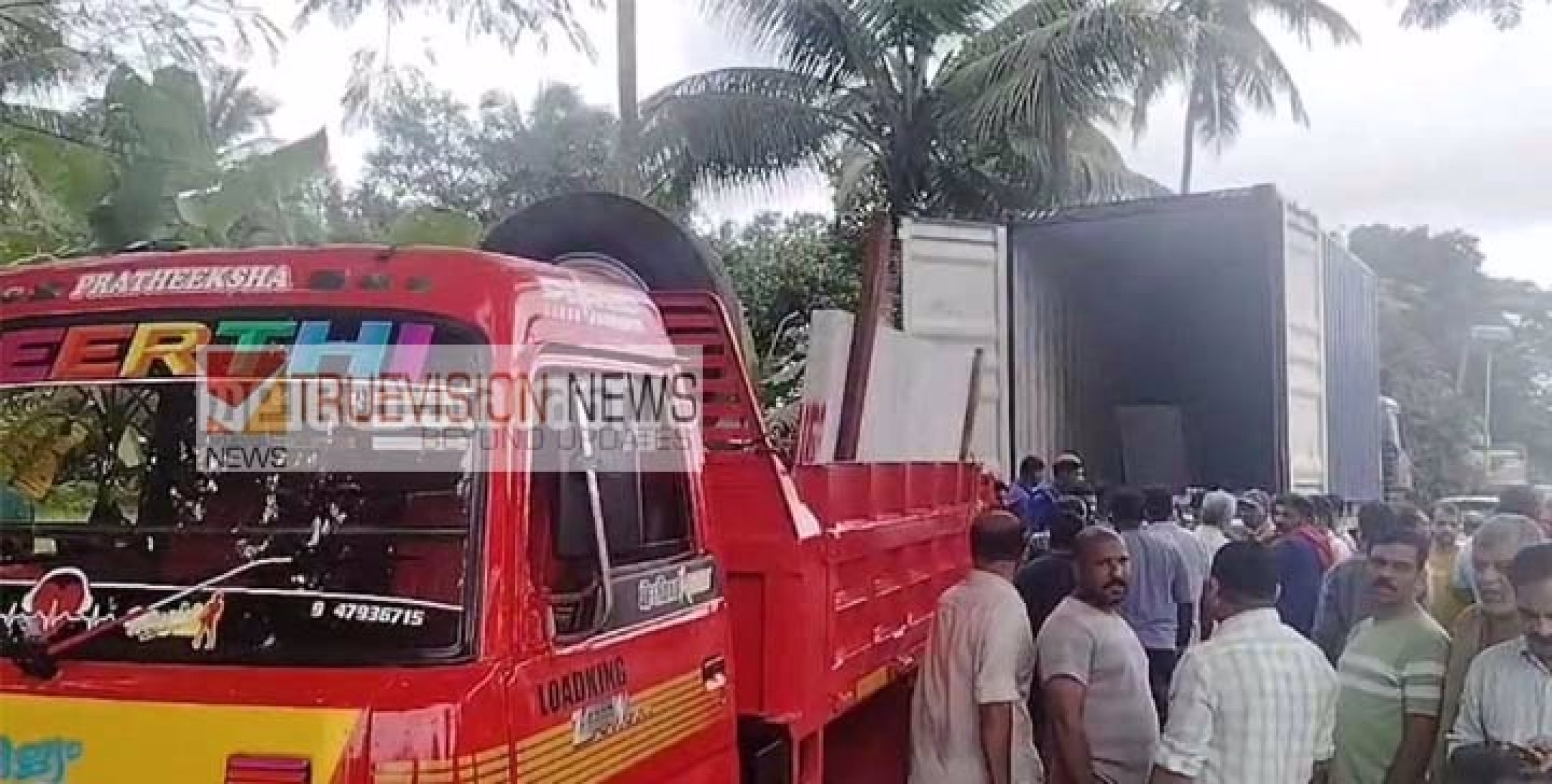 ഇരിട്ടിയിൽ ലോറിയിൽ നിന്നും മാർബിൾ ഇറക്കുമ്പോൾ അപകടം ; തൊഴിലാളികളെ രക്ഷപ്പെടുത്തി.