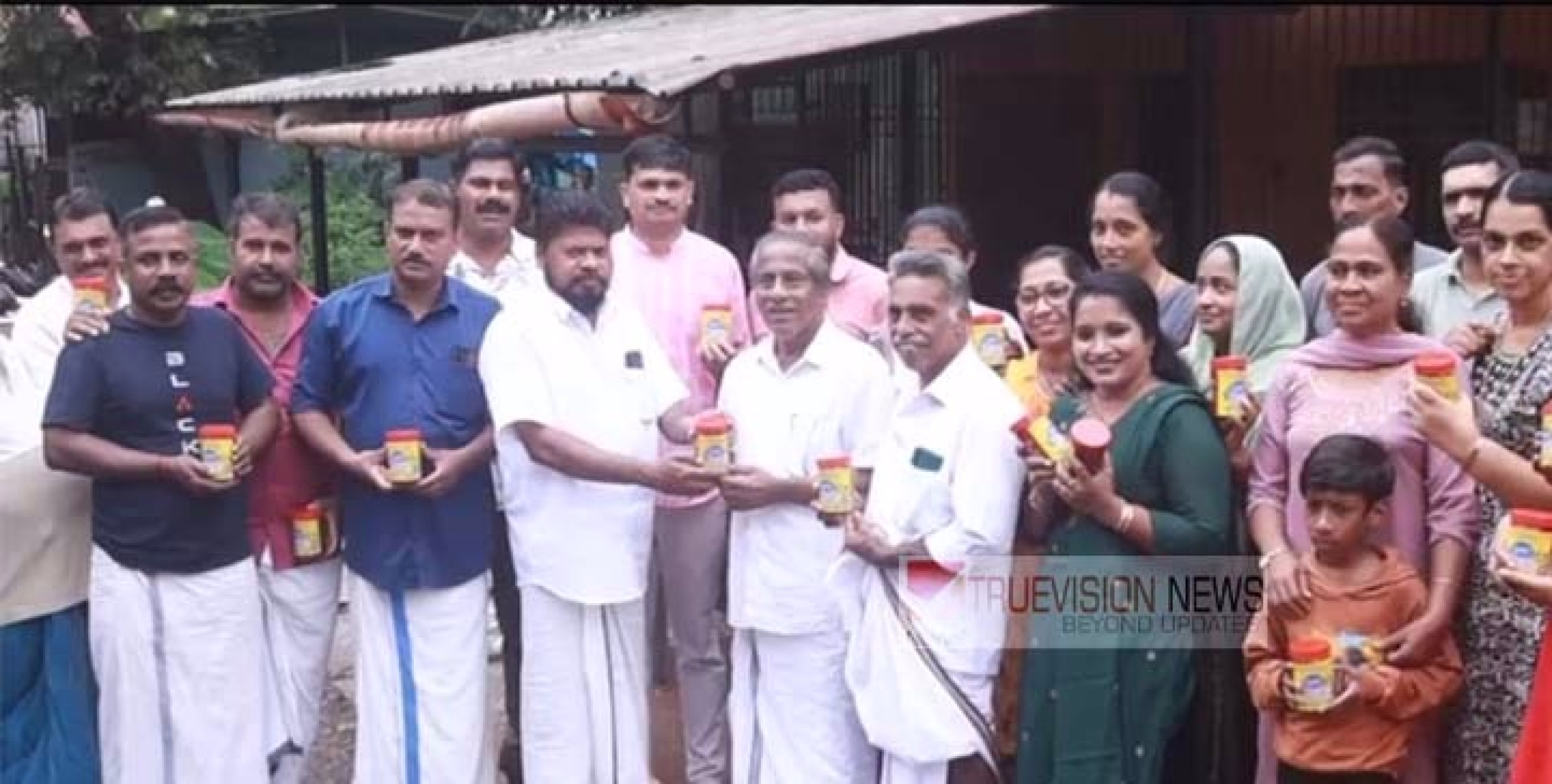 ജനകീയ കളിസ്ഥലം ; ചൊക്ലിയിൽ അച്ചാർ ചലഞ്ചുമായി അമരെന്തൻ ക്ലബ്