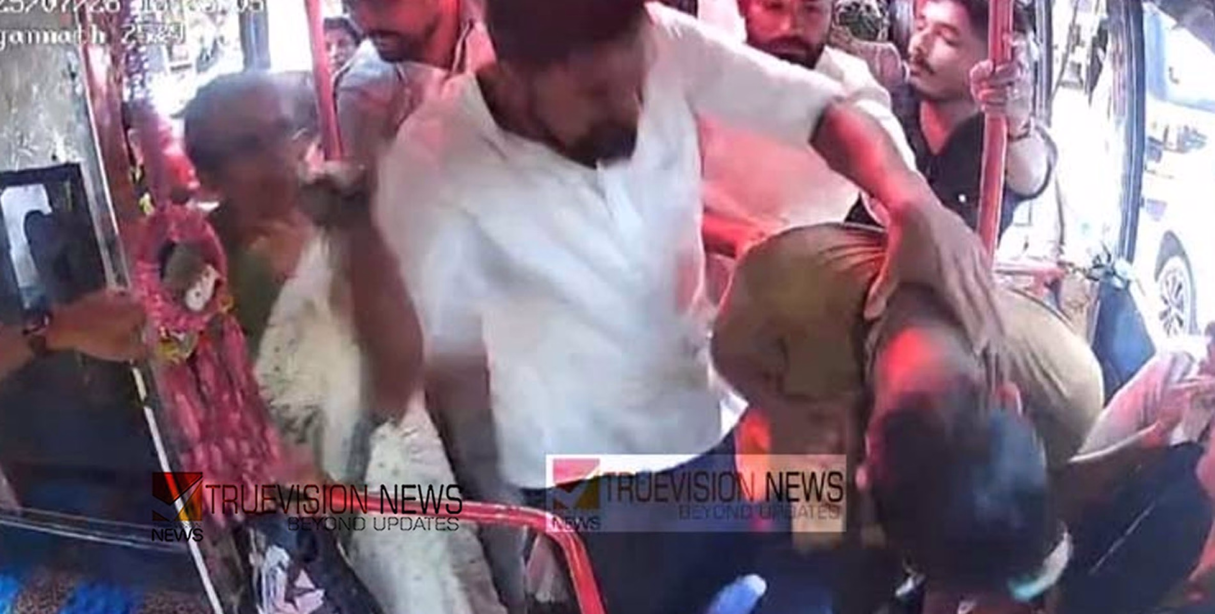 തലശ്ശേരി പെരിങ്ങത്തൂരിൽ ഓടിക്കൊണ്ടിരുന്ന ബസിൽ കണ്ടക്ടർക്ക് ക്രൂരമർദ്ദനം