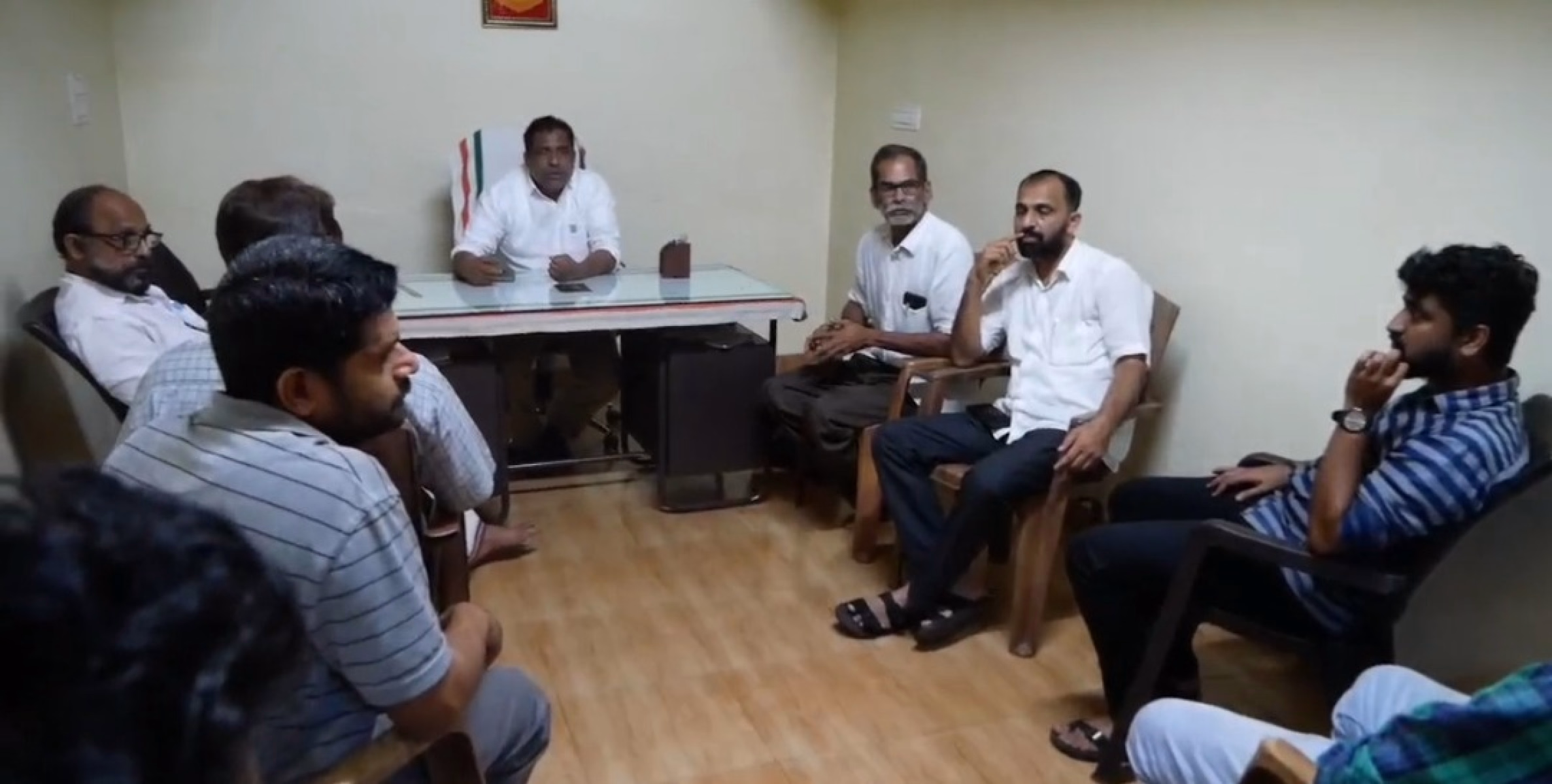 ഇരിക്കൂർ സർവ്വീസ് സഹകരണ ബാങ്ക് തിരിമറി : നിക്ഷേപകർ ബാങ്കിൽ കുത്തിയിരുന്ന് പ്രതിഷേധിച്ചു