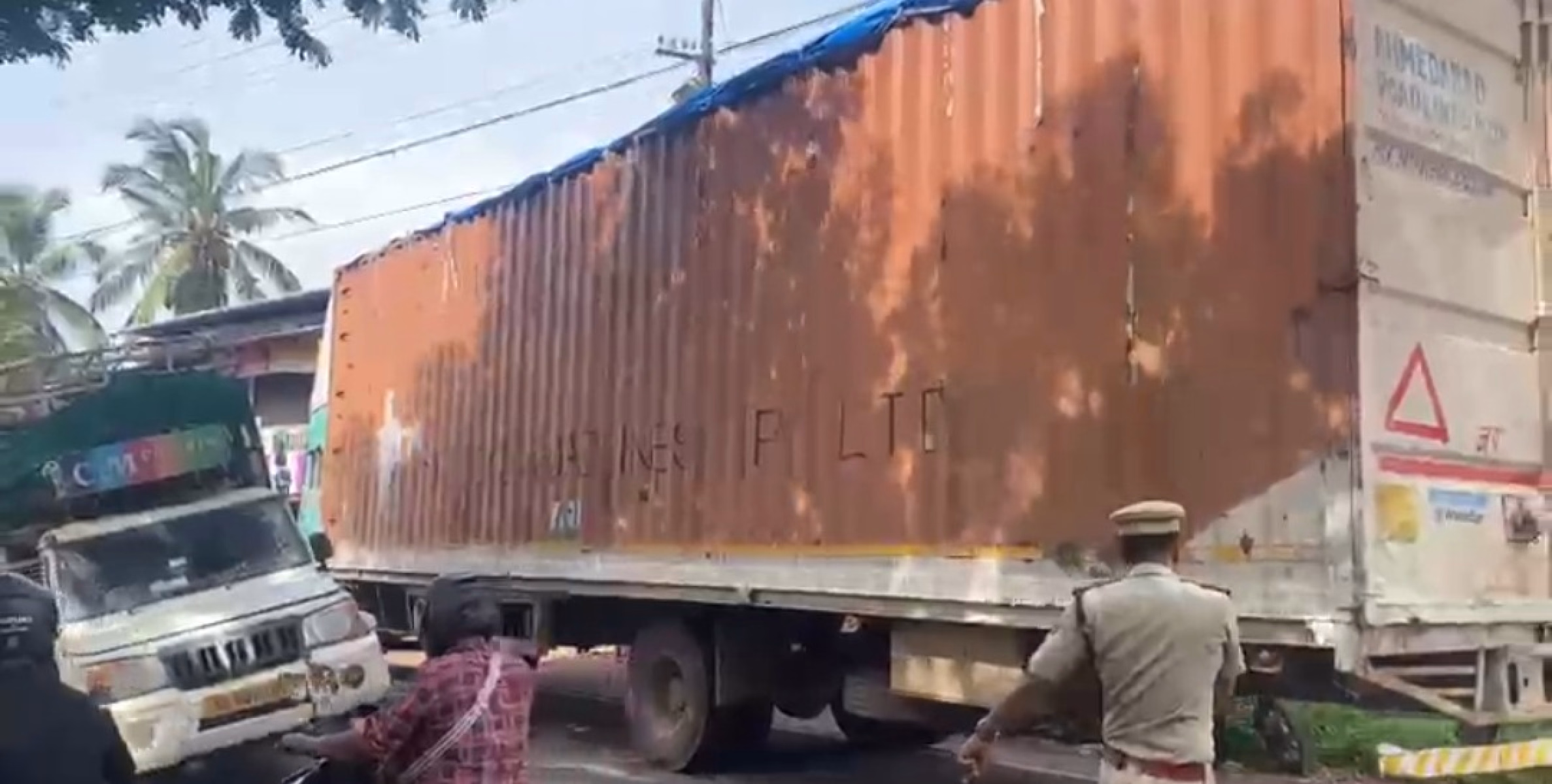 കണ്ണൂരിൽ ഓടിക്കൊണ്ടിരുന്ന വാഹനത്തിന്റെ ടയർ ഊരിത്തെറിച്ച് അപകടം