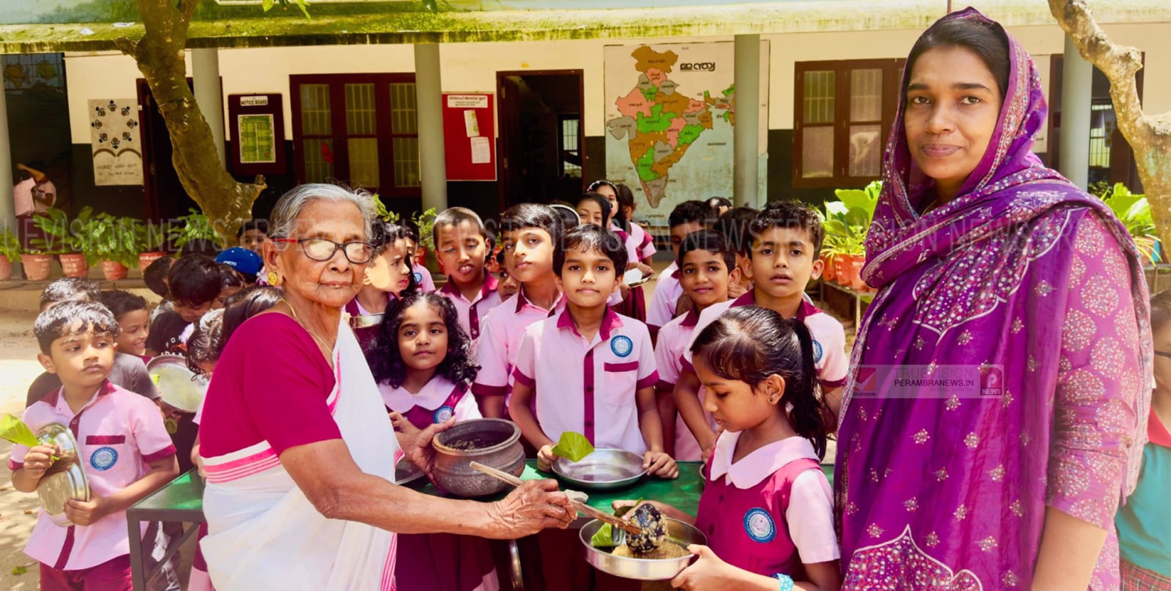 വിദ്യാര്‍ത്ഥികള്‍ക്ക് കൗതുകമായി വന്മുകം എളമ്പിലാട് എംഎല്‍പി സ്‌കൂളിലെ പ്ലാവില കുമ്പിളില്‍ കര്‍ക്കിടക കഞ്ഞി