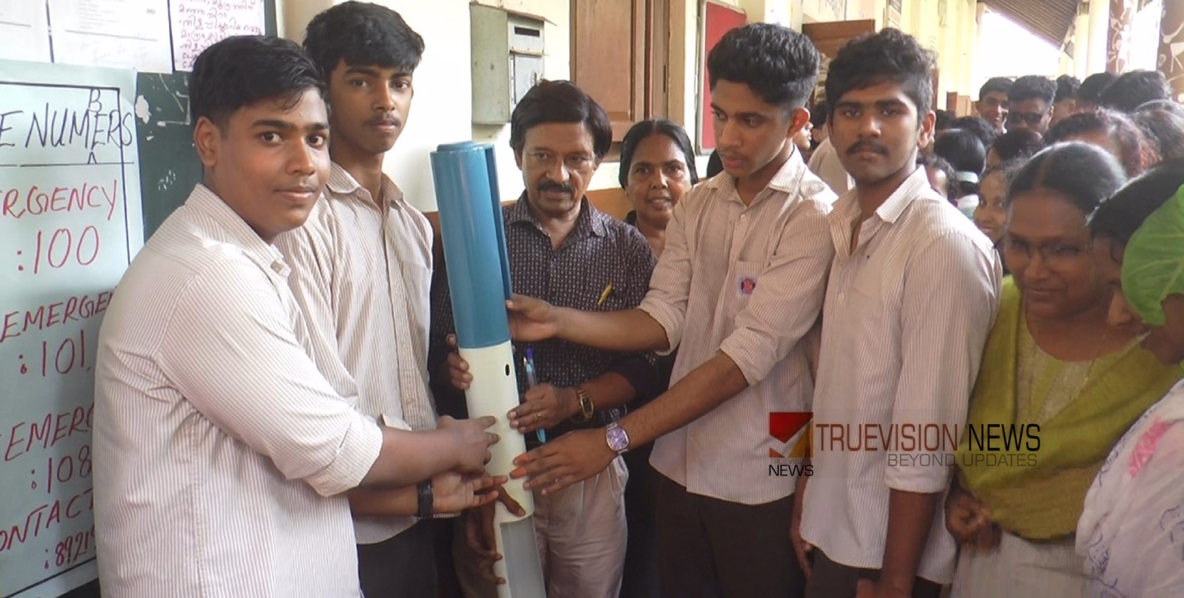 എഴുതി തീർന്ന പേനകൾ; നിക്ഷേപിക്കാൻ പേനയുടെ ആകൃതിയിലുള്ള വേസ്റ്റ് ബോക്സ് നിർമ്മിച്ച് കാർത്തിക്ക്    