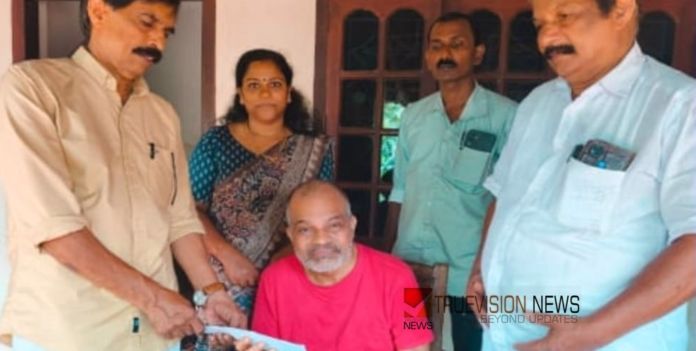 അംഗങ്ങൾക്ക് കൈത്താങ്ങായി; മെമ്പർ റിലീഫ് ഫണ്ട് വിതരണം ചെയ്ത് നാദാപുരം സർവീസ് സഹകരണ ബാങ്ക്