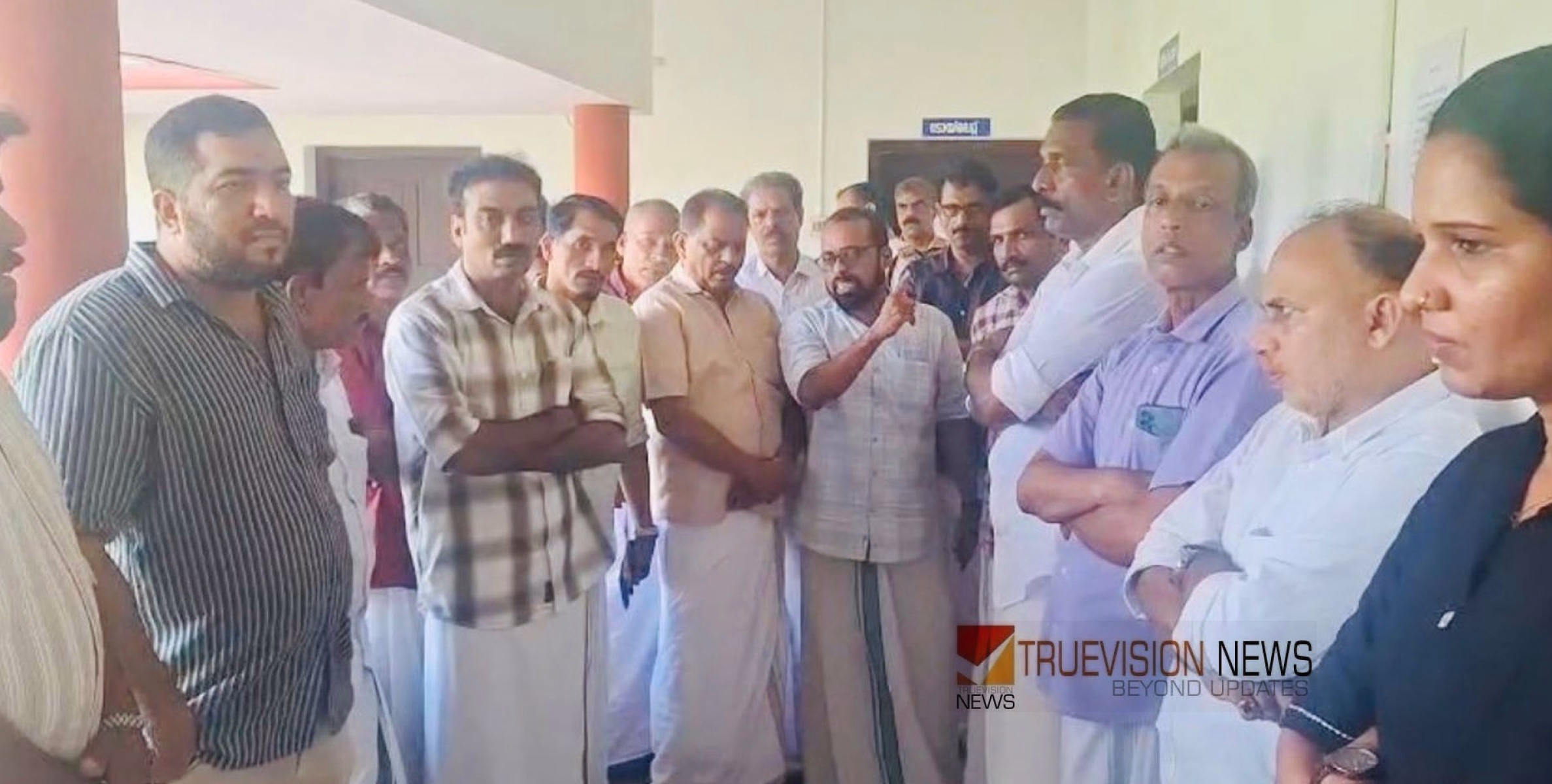 സമരം സെക്രട്ടറിക്കായി; വോട്ട് മോഷ്ടിച്ച് നാദാപുരം ഗ്രാമപഞ്ചായത്ത് ഭരണം പിടിക്കാമെന്നത് ഇടതുപക്ഷത്തിന്റെ വ്യാമോഹം -യുഡിഎഫ്