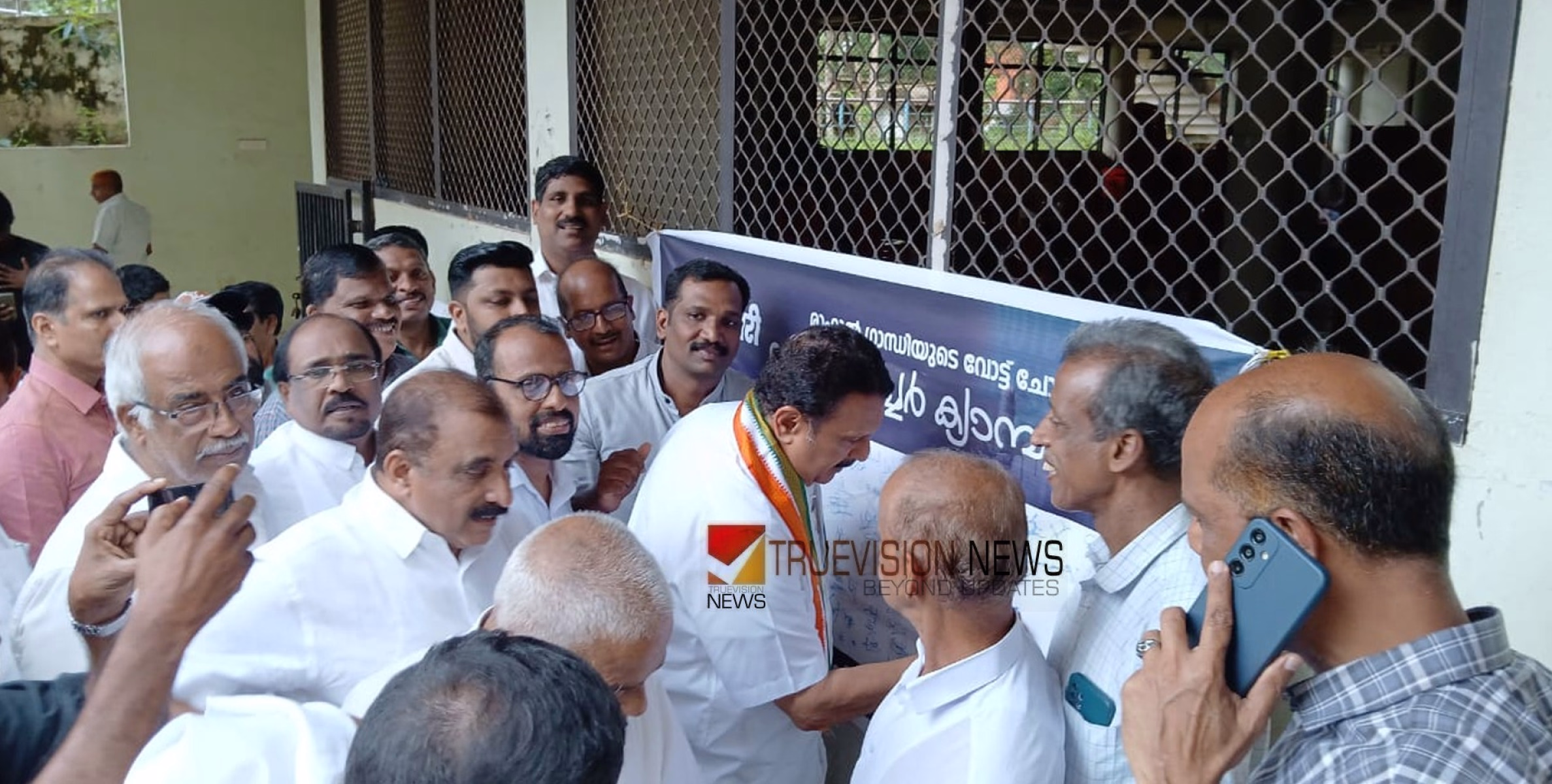 രാഹുൽ ഗാന്ധിക്ക് ഐക്യദാർഢ്യം; നാദാപുരത്ത് സിഗ്നേച്ചർക്യാമ്പയിൻ  ഉദ്ഘാടനം ചെയ്‌ത്‌ കെ. മുരളിധരൻ 