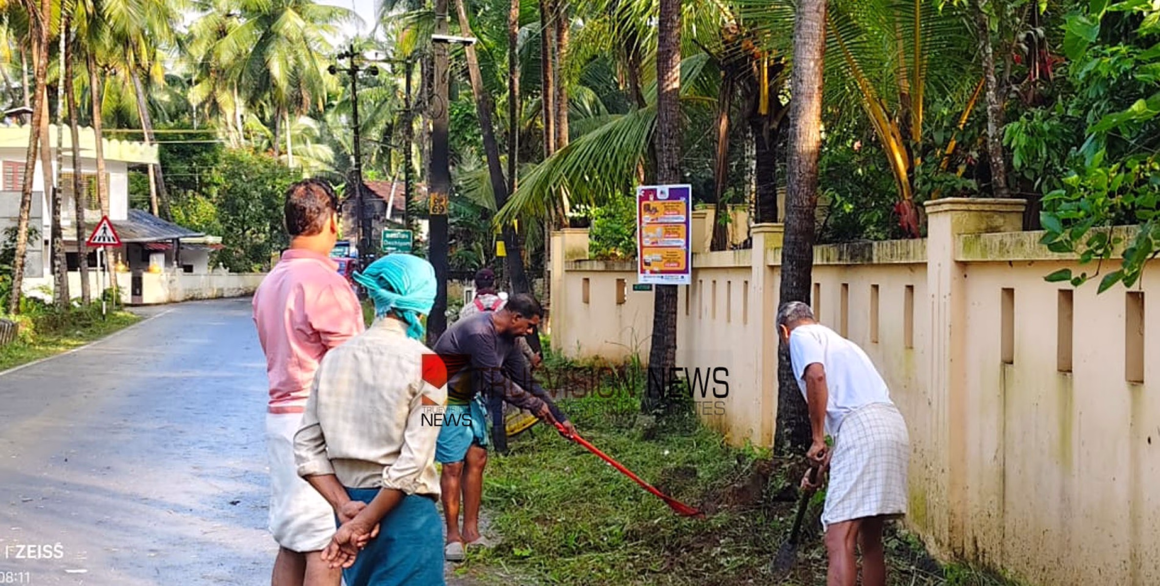 മാതൃകയായി; കാട് പിടിച്ചു കിടന്ന റോഡ് ശുചിയാക്കി സൗഹൃദം കൂട്ടായ്മ
