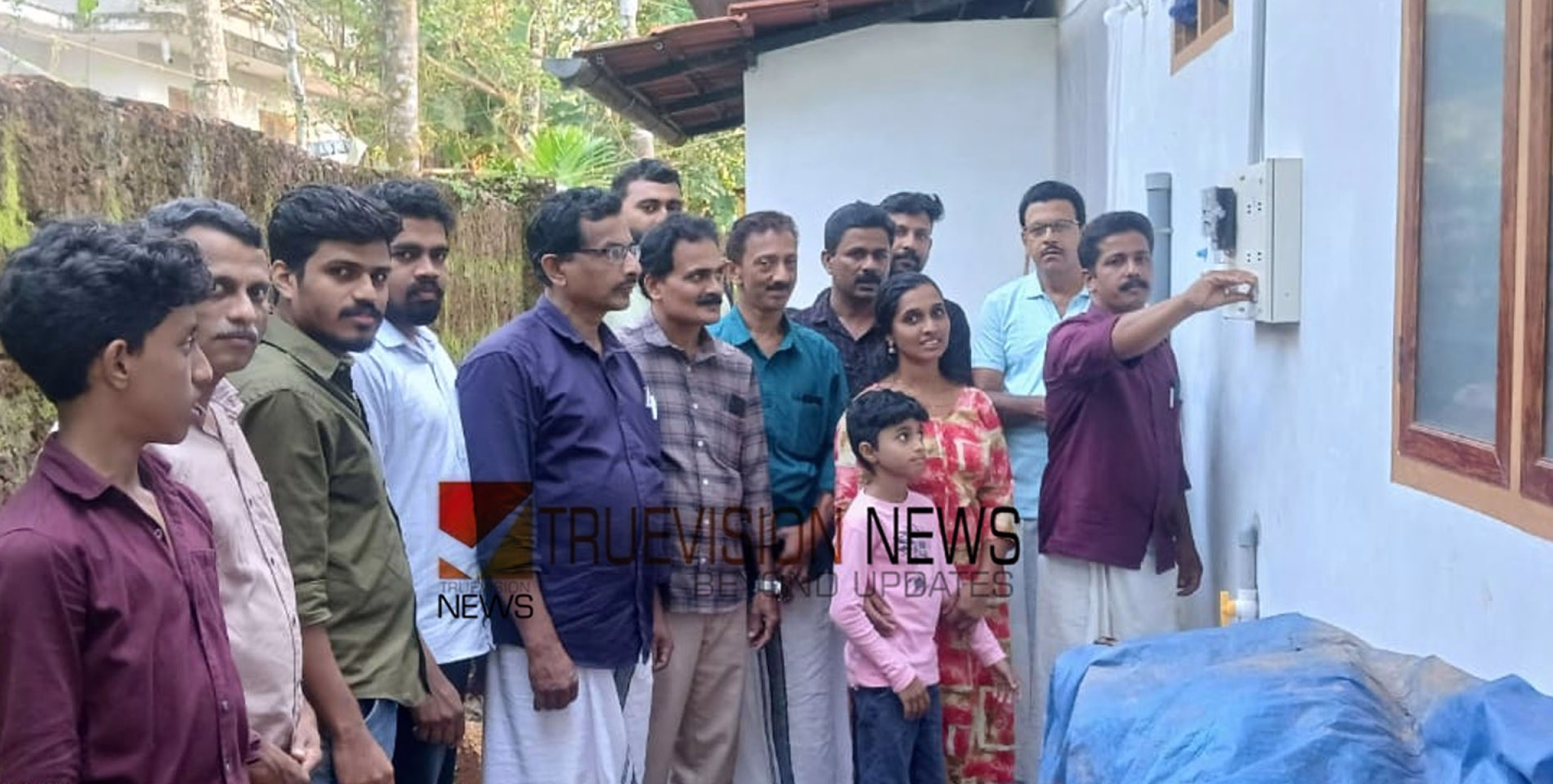 വെളിച്ചമേകി തൊഴിലാളികൾ: സൗജന്യമായി  വൈദ്യുതിയെത്തിച്ച് വയർമാൻ അസോസിയേഷൻ പ്രവർത്തകർ