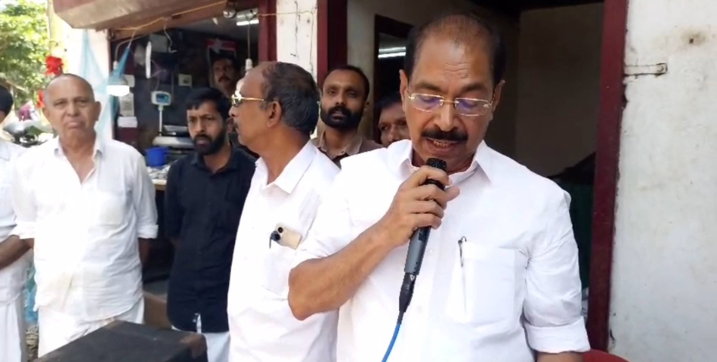 ഇരിട്ടിയിൽ റോഡ് നവീകരണ പ്രവർത്തിയുടെ ഉദ്ഘാടന ചടങ്ങിനെത്തിയ എംഎൽഎ സണ്ണി ജോസഫിനെതിരെ പ്രതിഷേധം