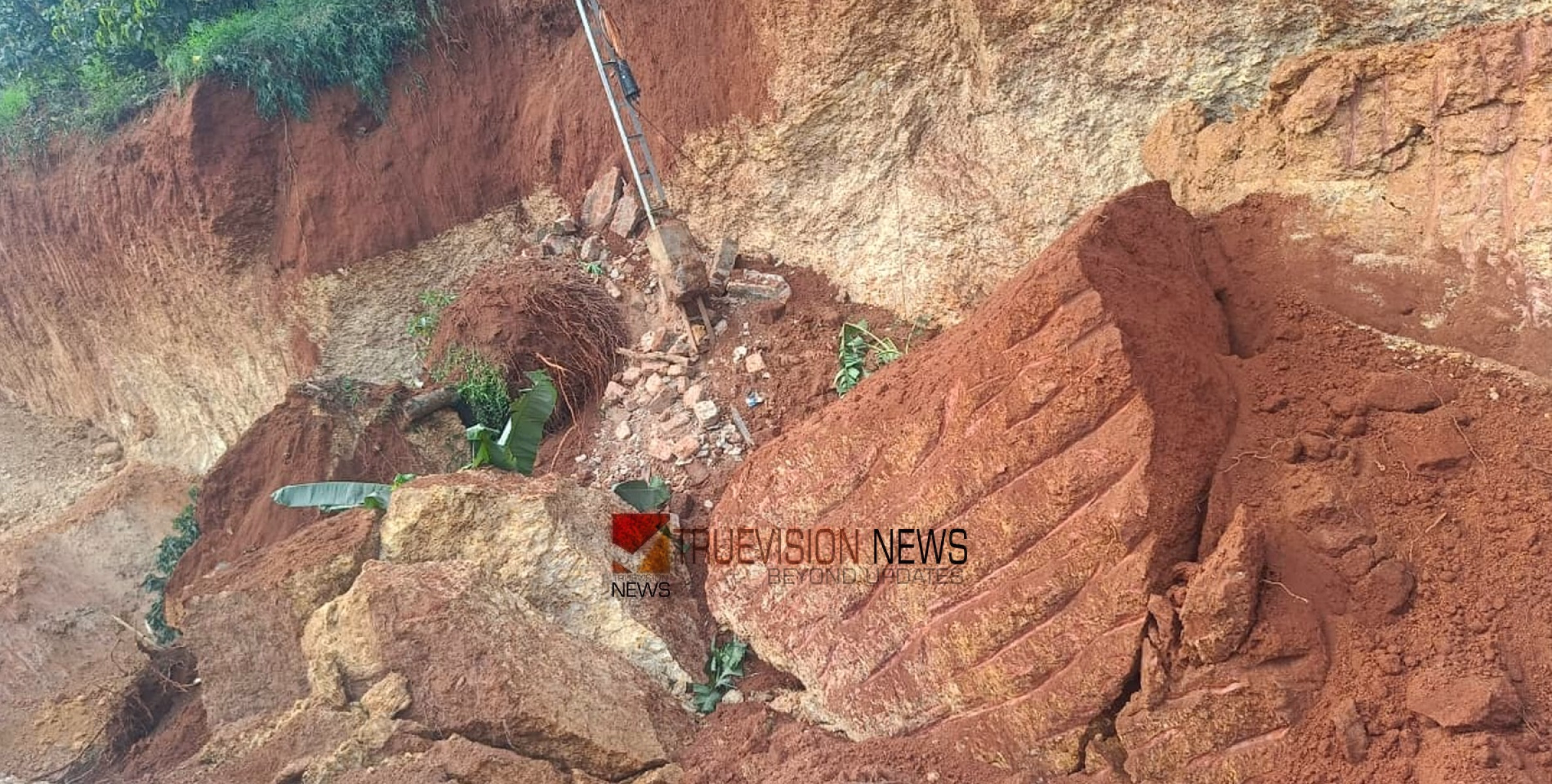 അഴിയൂർ ദേശീയ പാത നിർമ്മാണം മീത്തലെ മുക്കാളിയിൽ അപകട ഭീഷണിയായി മണ്ണിടിച്ചൽ