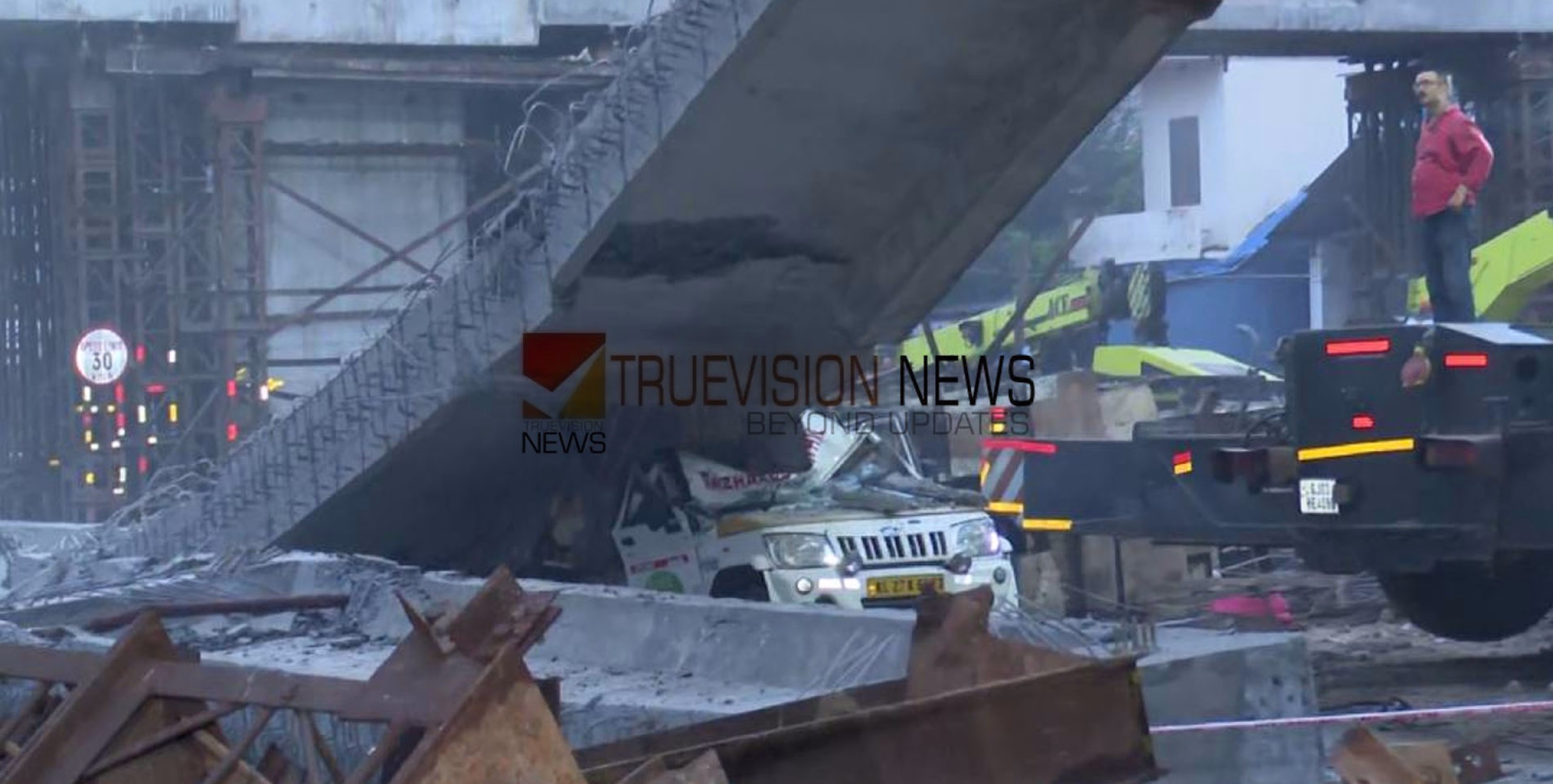 അരൂരിൽ പിക്കപ് വാനിന് മുകലിലേക്ക് ​ഗർഡർ വീണ് അപകടം; വാൻ ഡ്രൈവർക്ക് ദാരുണാന്ത്യം