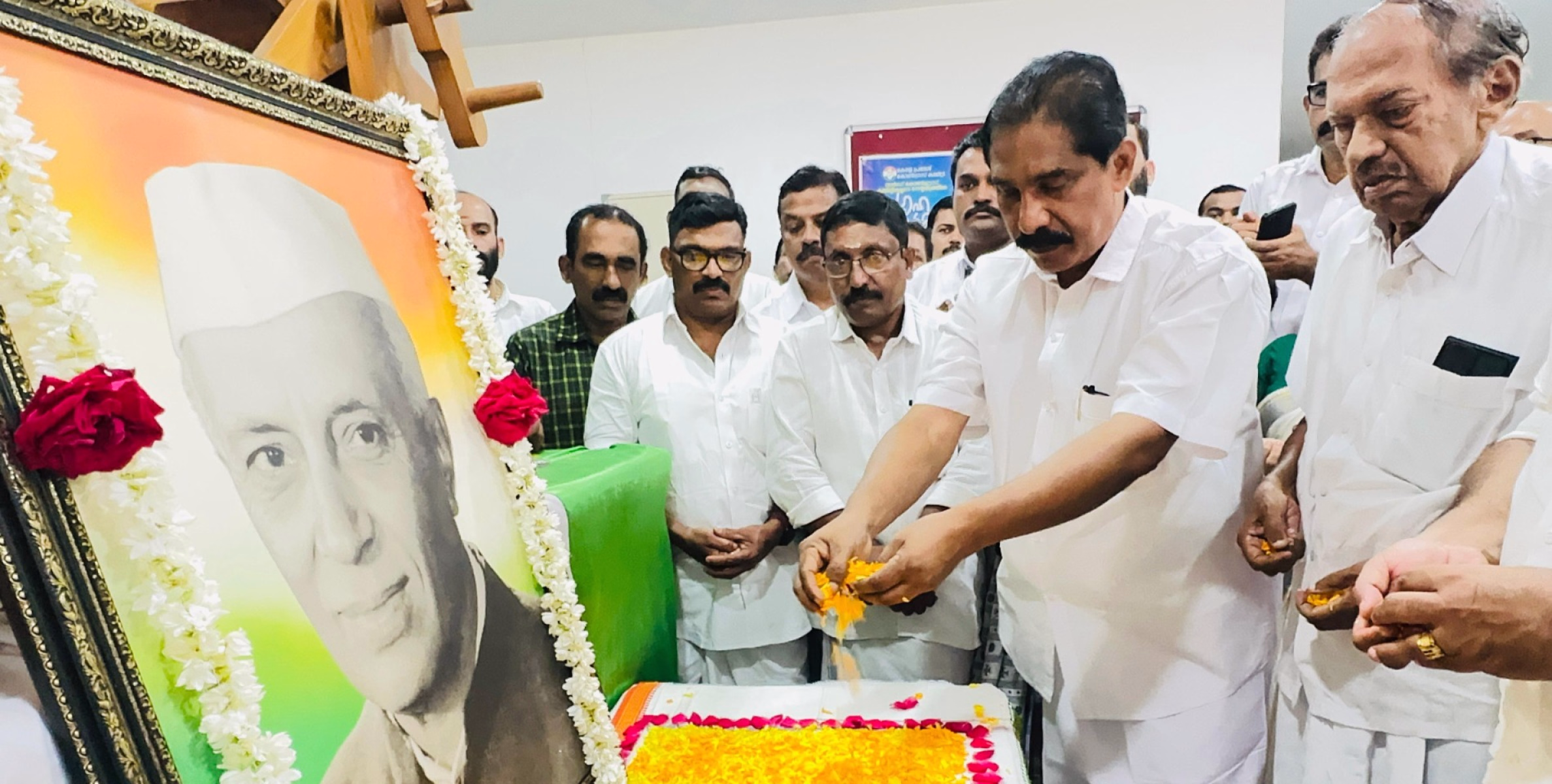 ജവഹർലാൽ നെഹറുവിന്റെ 136-ആം ജന്മദിനത്തോടനുബന്ധിച്ച് പുഷ്പാർച്ചനയും അനുസ്മരണവും നടത്തി