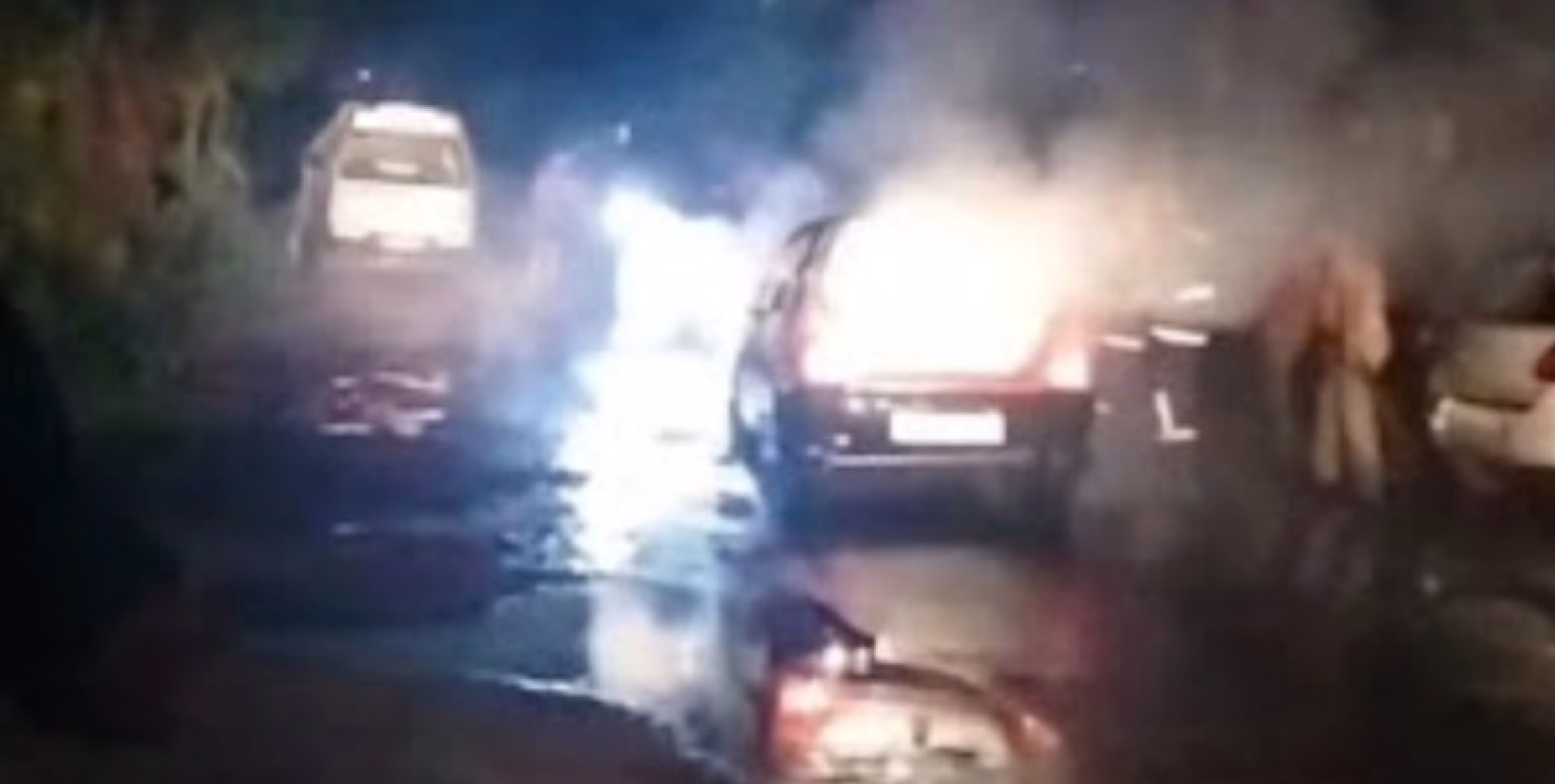 ഇരിട്ടി പഴയ പാലത്തിൽ നിർത്തിയിട്ടിരുന്ന കാറിന് തീപിടിച്ചു.