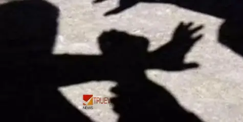 #brutallybeaten | ബൈക്ക് മോഷ്ടിച്ചെന്നാരോപണം; യുവാവിന് തലകീഴായി കെട്ടിയിട്ട് മർദ്ദിച്ച് അഞ്ചംഗ സംഘം 