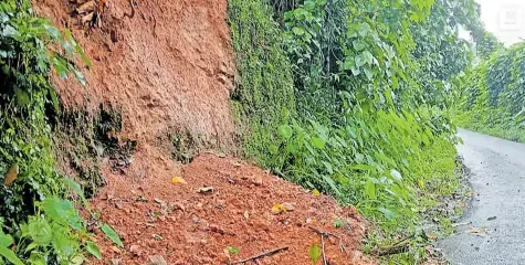 #Landslides | പിറവത്ത് റോഡിന്റെ ഓരങ്ങളിൽ മണ്ണിടിച്ചിൽ ; അപകടങ്ങൾക്ക് ഇടയാക്കുന്നു