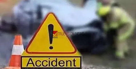 #Accident |  ലോറിയിൽ ഇന്നോവ കാര്‍ ഇടിച്ച്  അപകടം ലോറിക്ക് തീപിടിച്ചു; വാഹനത്തിലെ ഡ്രൈവര്‍ ഇറങ്ങിയോടി