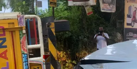 #accident | കോഴിക്കോട് വടകരയിൽ ഗുഡ്‌സ്‌ ലോറിയും കാറും കൂട്ടിയിടിച്ച് അപകടം