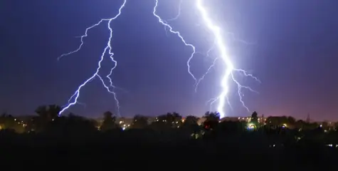 #lightning | വീടിനുള്ളിൽ ഇരുന്ന് ഭക്ഷണം കഴിക്കുന്നതിനിടെ മിന്നലേറ്റ് മൂന്ന് പേർക്ക് പരിക്ക് 