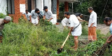 പനങ്ങാട് വില്ലേജ് ഓഫീസ് പരിസരത്ത് പഞ്ചായത്ത് പരിസരം ശുചീകരിച്ചു