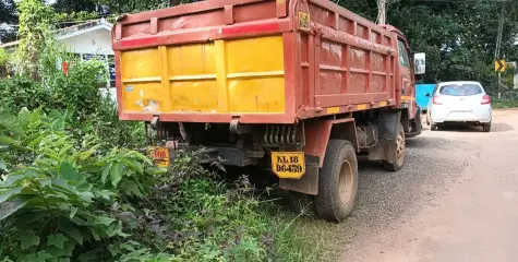 പുഴ മണൽ കടത്തൽ വ്യാപകം ;  അനധികൃതമായി കടത്താൻ ശ്രമിച്ച  മണലും ടിപ്പർ ലോറിയും  പിടികൂടി  