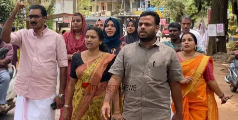 #protest | ജീവനക്കാർക്ക് തുടർച്ചയായ സ്ഥലം മാറ്റം; പ്രധിഷേധം സംഘടിപ്പിച്ച്  ജനപ്രതിനിധികൾ 