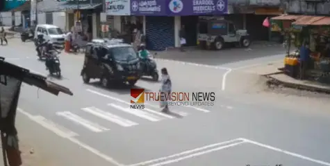 #accident |   സീബ്രാ ക്രോസിങിലൂടെ റോഡ് മുറിച്ചുകടക്കുകയിരുന്ന വീട്ടമ്മയെ ബൈക്ക് ഇടിച്ചുവീഴ്ത്തി; അപകടം കോഴിക്കോട് എകരൂലിൽ 