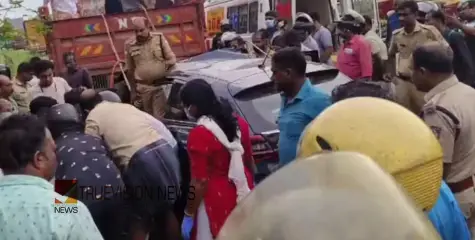 #accident | കാർ ലോറിക്ക് പിന്നിൽ ഇടിച്ച് അപകടം; യുവതി മരിച്ചു, ഭർത്താവിനും മകനും പരിക്ക് 