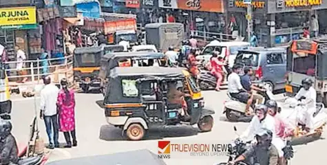 #TrafficReform | കുറ്റ്യാടി ടൗണില്‍ ഗതാഗത പരിഷ്‌കരണവും ശുചിത്വ ബോധവല്‍ക്കരണവും 