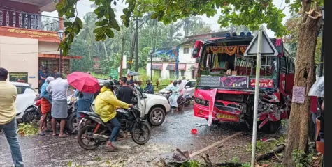 കൂത്തുപറമ്പ് പാച്ചപ്പൊയ്കയിൽ    നിര്‍ത്തിയിട്ട കാറിനു പിറകില്‍ ബസിടിച്ച് അപകടം