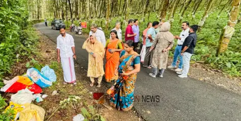 #fined |  'മാലിന്യം തള്ളരുത്', 'എന്നാൽ ഇനി നന്നാക്കിയിട്ട് പോയാൽ മതി'! മുന്നറിയിപ്പ് ബോര്‍ഡിന് സമീപം തന്നെ മാലിന്യം തള്ളി, 10,000 പിഴ