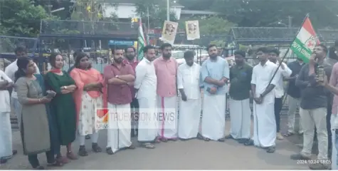 പിപി ദിവ്യക്കായി തലശേരി പൊലീസ് സ്റ്റേഷന് മുന്നിൽ യൂത്ത് കോൺഗ്രസ് ലുക്ക്‌ ഔട്ട്‌ നോട്ടീസ് പതിച്ചു 