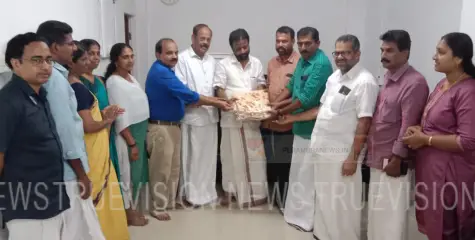   ഉമ്മന്‍ ചാണ്ടിയുടെ ജന്മദിനത്തില്‍  പാലിയേറ്റീവ് കെയറിന് ബഡ് ഷീറ്റുകള്‍ നല്‍കി