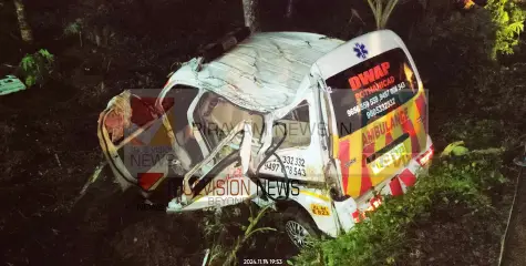 #accident |  ആശുപത്രിയിലേക്ക്പോയ ആംബുലൻസ് താഴ്ചയിലേക്ക് മറിഞ്ഞ് അപകടം; രോഗി മരിച്ചു, മൂന്ന് പേർക്ക് പരിക്ക് 