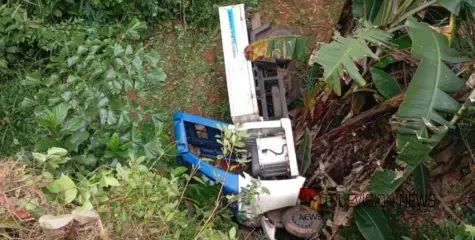 #accident |  മാലിന്യമിറക്കുന്നതിനിടെ വാഹനം താഴ്ചയിലേക്ക് മറിഞ്ഞ് അപകടനം; ഹരിതകര്‍മ സേനാംഗത്തിന് ഗുരുതര പരിക്ക്