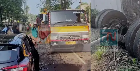 #Accident | തലയോലപ്പറമ്പിൽ കാറും ടിപ്പർ ലോറിയും കൂട്ടിയിടിച്ച് അപകടം.