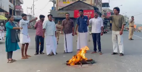 വിവാദ പരാമർശം: ഹർത്താൽ ദിനത്തിൽ കോൺഗ്രസ്സ് പ്രവർത്തകരുടെ നേതൃത്വത്തിൽ വി മുരളീധരന്റെ കോലം കത്തിച്ചു പ്രതിഷേധിച്ചു